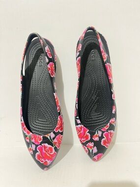 Crocs Women's Eve Graphic Black Floral Pointed Flats with Pink Roses